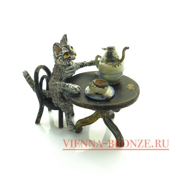 Купить венскую бронзу "Кот сидит за столом с чаем"