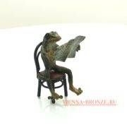 Купить венскую бронзу "Лягушка на стуле за чтением газеты "